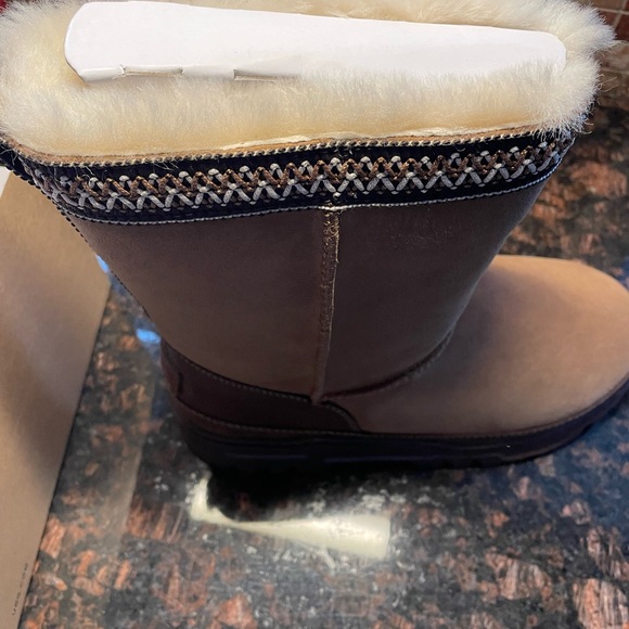 UGG Classic Short Trailgazer Boots - Tan and Brown - Picture 4 of 7